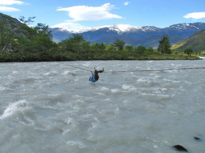 El guía local Rene Millacura cruzando el Río Quiroz (Gary Hughes)