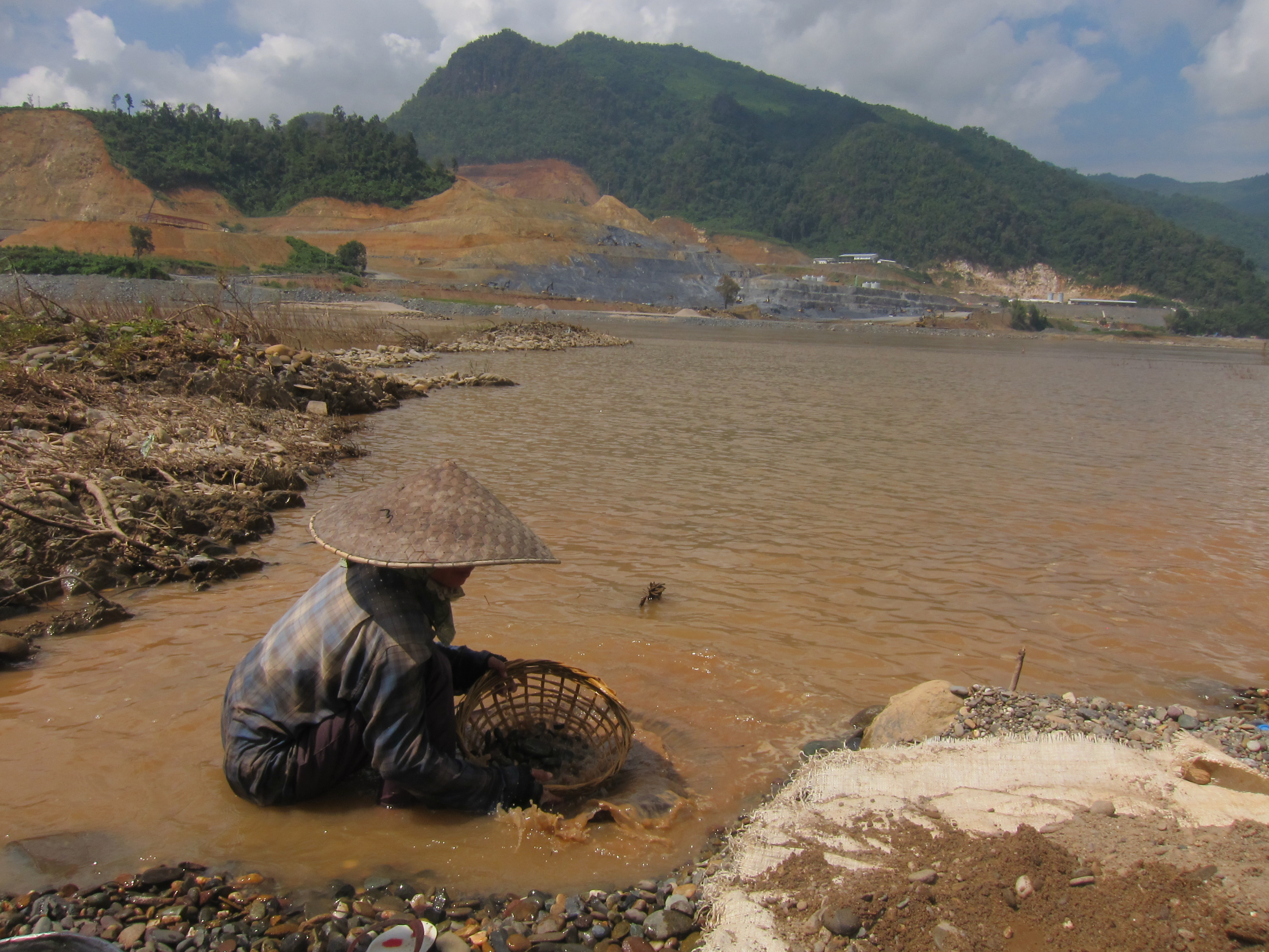 Глобальные проблемы азии. Рыбы реки Меконг. Река Меконг грязь. Река Меконг \dams.