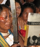 Kayapó leader Tuira receives Tenotã-Mõ book from women activists