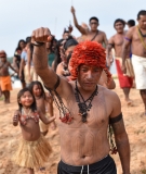 Munduruku warriors and children arrive at São Luiz do Tapajós village