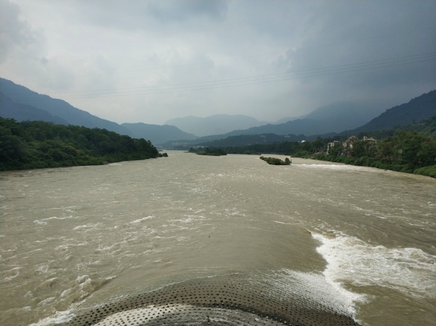 The crucial “Fish Mouth” levee that separates the Min River into the Inner and Outer flows.  Shengxing Power Station was placed just behind the trees on the left bank.
