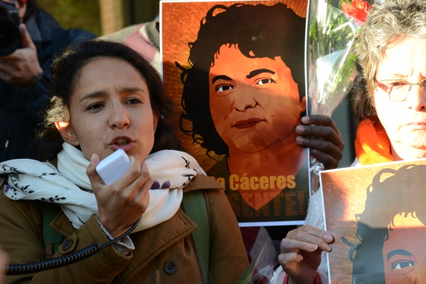 Manifestación Berta Cáceres en las puertas de la OEA en Washington DC el 5 de abril de 2016.