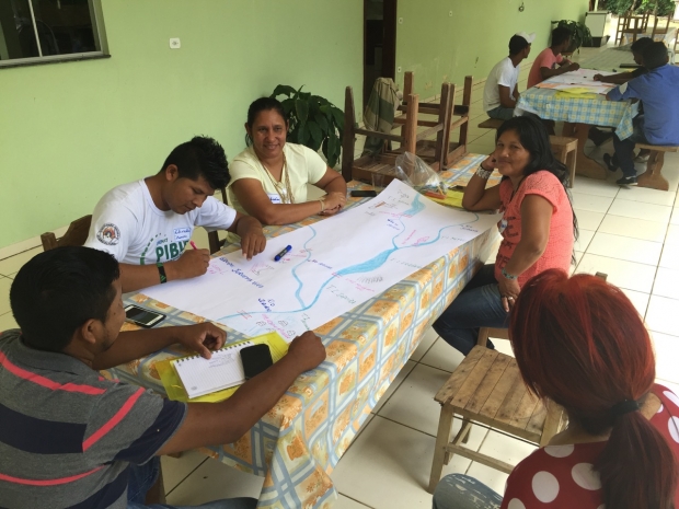 Participants at work on a map in Alta Floresta.