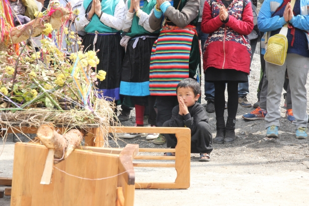 Nu people participating in an annual ritual at Taohua (Peach Flower) Island.