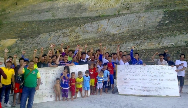 One hundred Western Penan blockaded the Murum Dam after promises of negotiation never materialized.