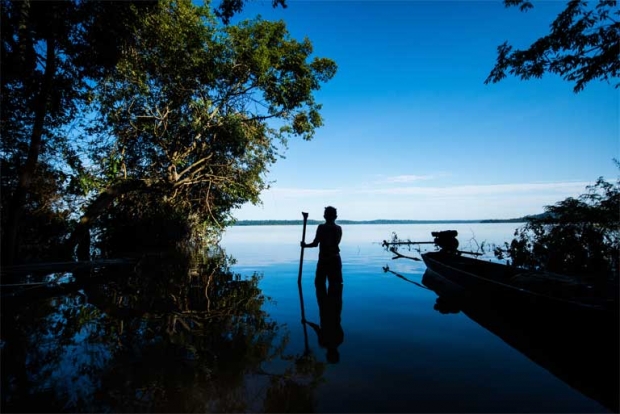 A member of the Munduruku indigenous group stands beside the Tapajós River, Pará state, Brazil. The Munduruku’s Sawré Muybu territory on the Tapajós is threatened by a proposed dam complex including the São Luiz do Tapajós dam. Those territorial claims were recently recognised by the Brazilian government, putting the licensing of the dam in serious doubt.
