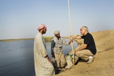 Azzam Alwash talking with Marsh Arabs