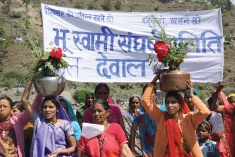 Women carrying pitchers of Pinder river water, protesting against the project in 2011