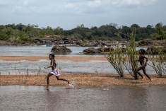 Juruna (Yudja) chidren playing at Miratu village, Big Bend of the Xingu River