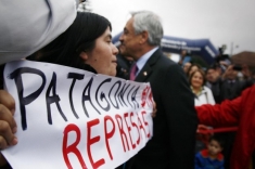 “Patagonia Sin Represas” greets President Piñera as he arrives in the region of Aysen 