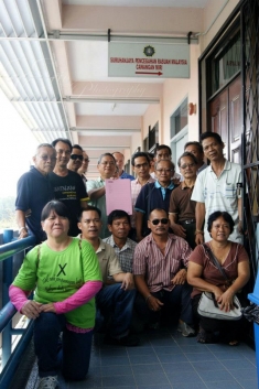 Concerned Sarawak citizens lodging the report with MACC officers