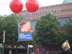 Balloon Banner Outside of 2009 Annual Meeting of The Home Depot