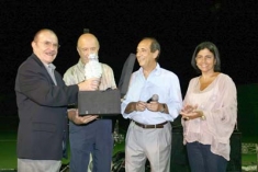 Sen. José Sarney Receives Aluminum Eagle from President of Alcoa