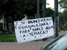 Signs of solidarity with Temaca and in protest to El Zapotillo Dam were hung around Guadalajara