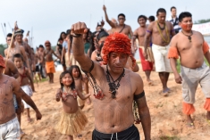 Munduruku warriors and children arrive at São Luiz do Tapajós village