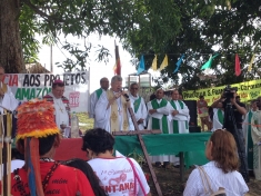 Dom Erwin Krautler, Bishop of the Xingu, speaking to participants of caravan in defense of the Tapajós