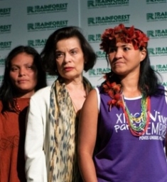 Bianca Jagger, Sheyla Juruna, and other indigenous activists of the Amazon.