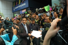 The Network of Thai People submit a letter of concerns to a Ch. Karnchang offical outside the company headquarters