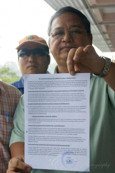 Peter Kallang, Chariman of SAVE Rivers, holding a copy of the report lodged to MACC