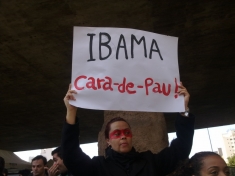 A protestor in São Paulo decries IBAMA's shameful actions